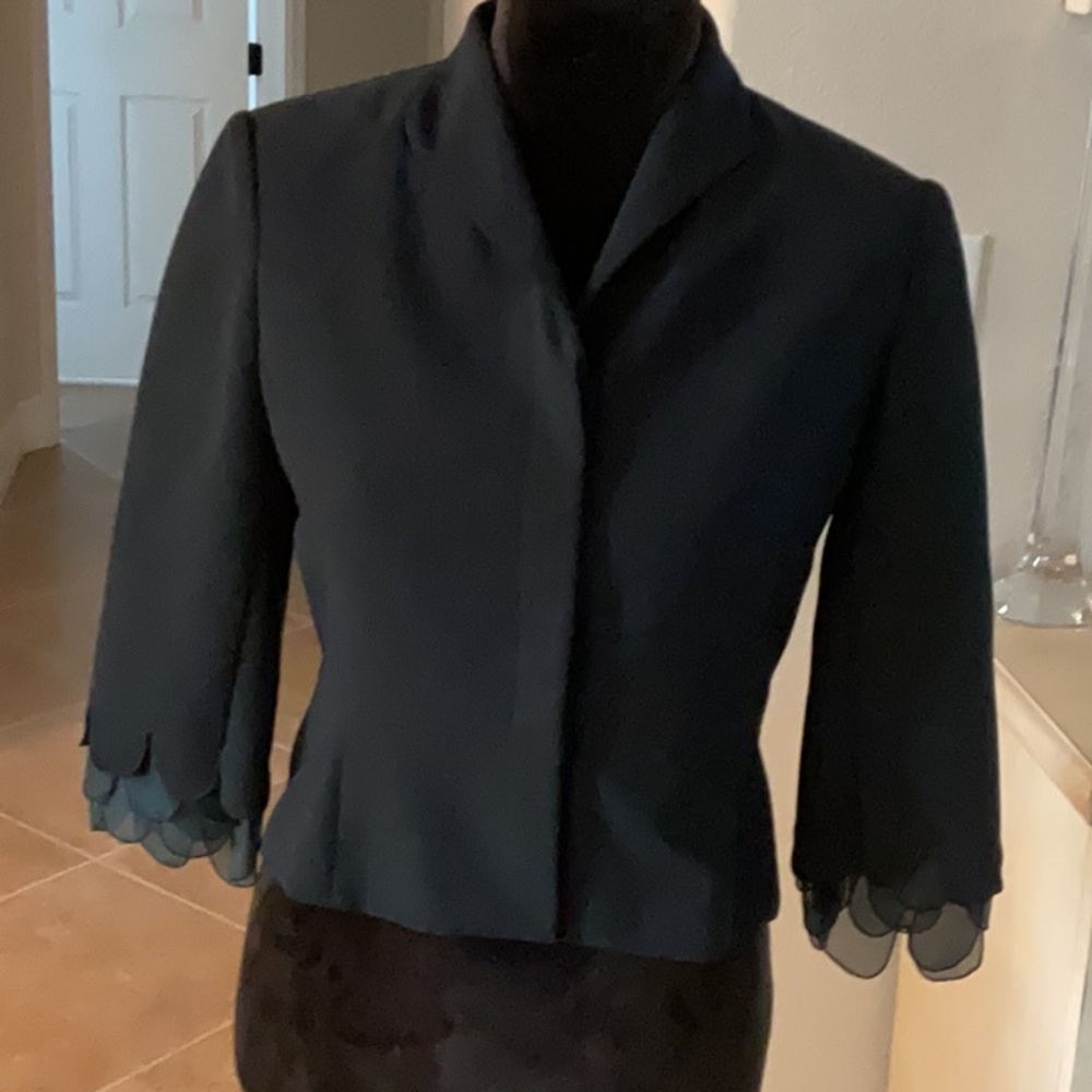 Kay Unger button front half scalloped edge sleeve jacket, black, size 4P